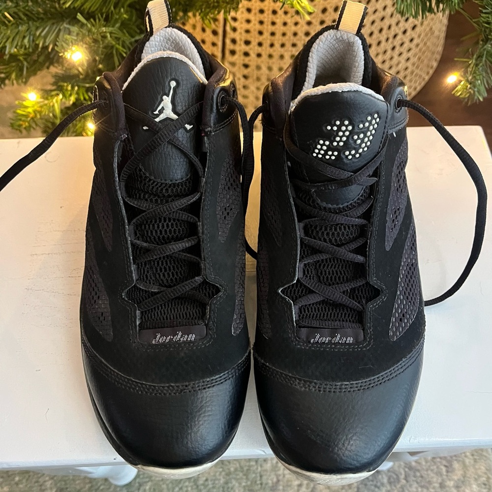 Nike Air Jordan 2011 Q Flight sneakers in black and white
